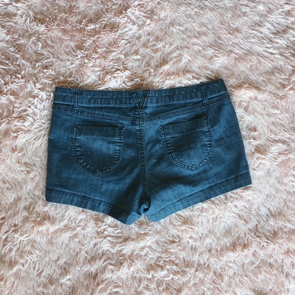 FRONT BUTTON BLUE DENIM SHORTS W/ FRONT & BACK POCKETS · SIZE 29 · FOREVER 21 - Picture 3 of 4
